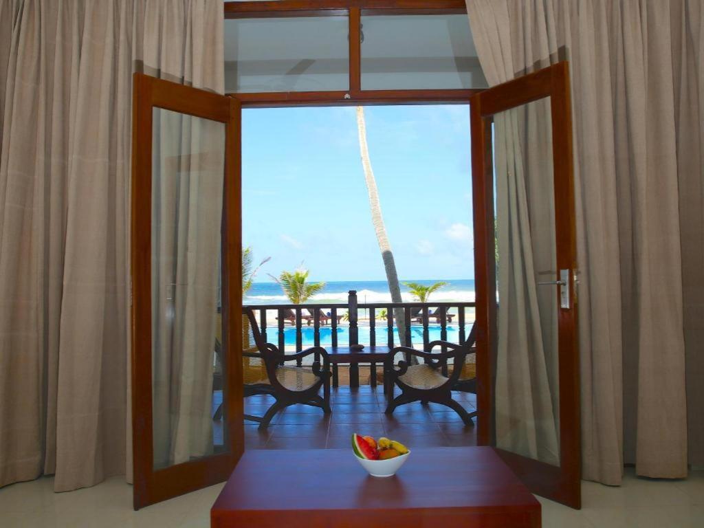 Whispering Palms Hotel Bentota Exterior photo
